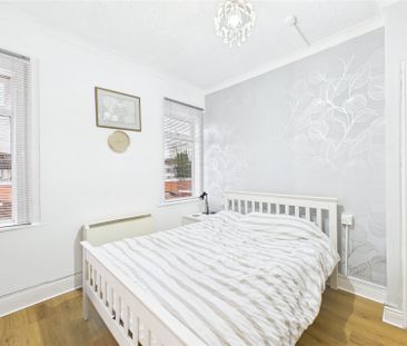 1 bedroom in High Street, Hampshire - Photo 3
