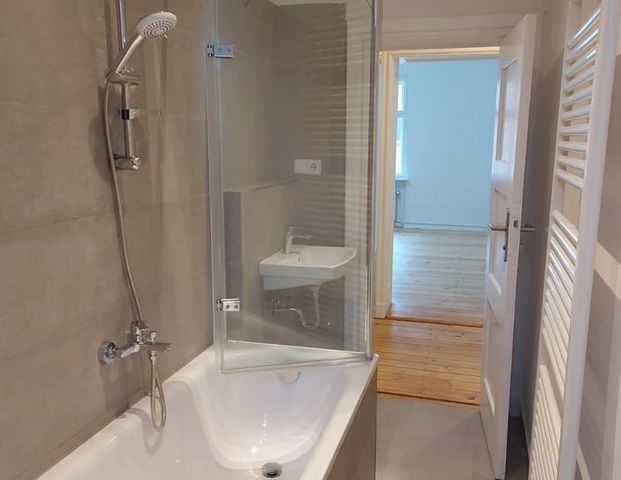 Modernisierte und helle 3-Zimmer-Altbauwohnung mit Einbauküche & Badewanne - ab sofort! - Foto 1