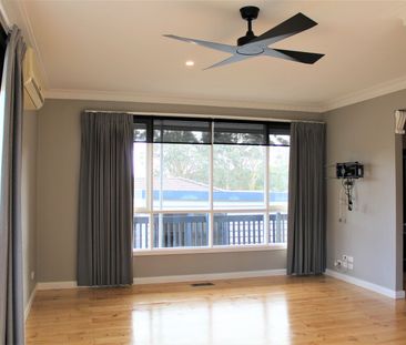 CHARMING 3 BEDROOM COTTAGE - Photo 2