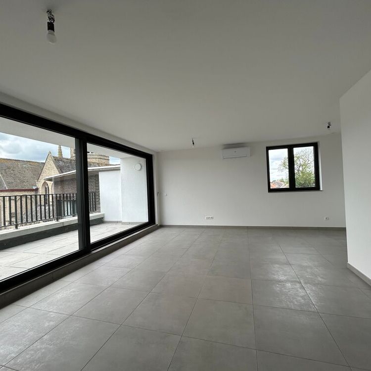 Zeer ruim appartement met 3 slaapkamers en prachtig terras gelegen op het plein van Handzame - Photo 1