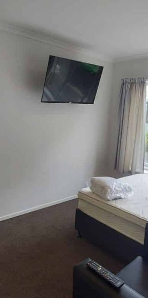 RENT REBATED FOR 4 WEEKS - Location and Convenience in the CBD - Photo 1