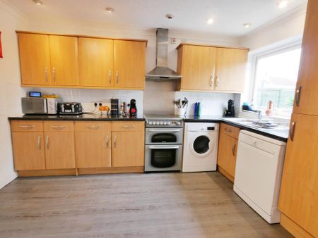 3 bedroom semi-detached house to rent - Photo 5