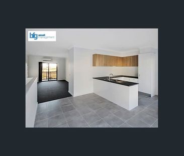 Modern & Spacious Three Bedroom Townhouse! - Photo 2