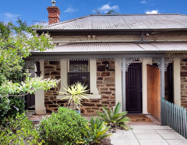 HIGHLY ACCOMODATING 2 BEDROOM CHARACTER COTTAGE IN PREMIER LOCATION - Photo 1