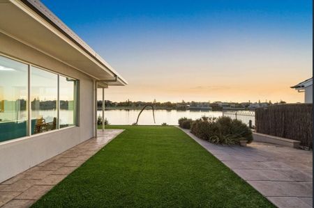 Prime lakefront location - Photo 4