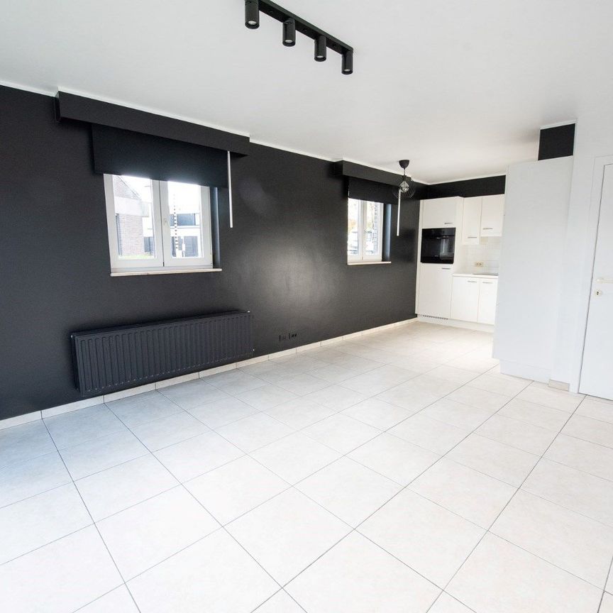 Volledig instapklaar gelijkvloers appartement met tuintje TE HUUR! - Foto 1