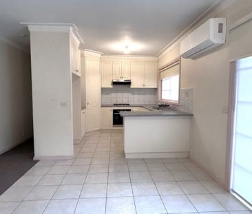Sunny two bedroom townhouse in a great Coburg location! - Photo 2