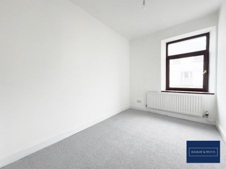 4 bedroom end of terrace house to rent - Photo 2