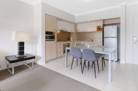 FULLY FURNISHED 1 BEDROOM APARTMENT- LOCATED CLOSE TO BOND UNI IN VARSITY LAKES - Photo 5