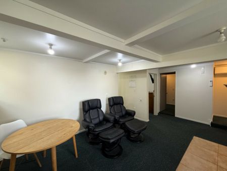 Tidy 2-Bedroom Apartment in Central Location - Photo 2