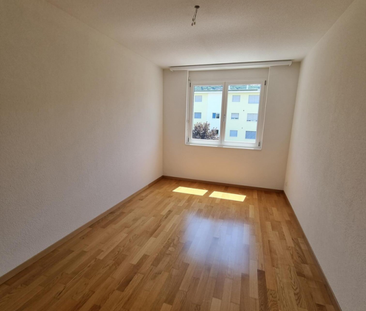 Lichtdurchflutet & gemütlich - 4.5-Zimmer-Wohnung an ruhiger Lage - Photo 2