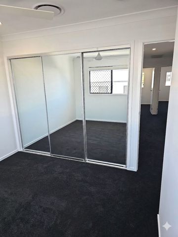 PERFECTLY LOCATED - SPACIOUS 4 BED TOWNHOUSE WITH DUCTED AIRCON - Photo 4