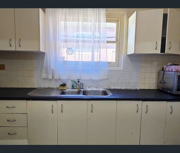 Well-Located 2-Bedroom Home ! - Photo 1