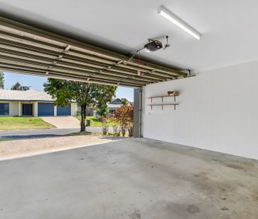 BRIGHT, SPACIOUS & EFFORTLESSLY COMFORTABLE LIVING IN MT SHERIDAN - Photo 3