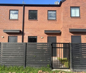 Cozy Two Bedroom Townhouse - Photo 3