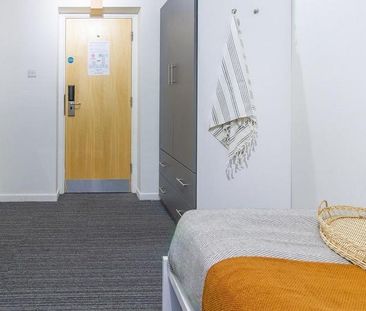 1 bedroom in a flat share to rent - Photo 3