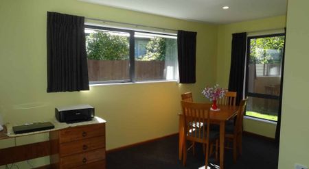 Modern 3-Bedroom Townhouse – Sunny, Spacious & Low Maintenan - Photo 2