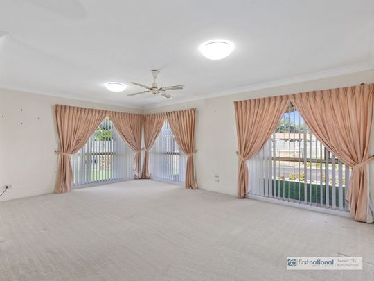 Freestanding Villa with large courtyard - Photo 1