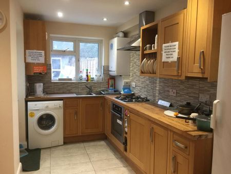 1 bedroom in a house share to rent - Photo 3