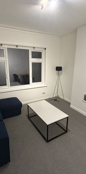 2 Bed Flat, Radbourne Road, SW12 - Photo 1