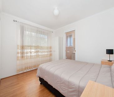 Family sized 3-bedroom 2-bathroom duplex with inground pool - Photo 6