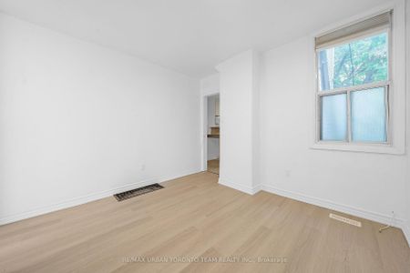 For Lease - 880 Dundas Street Unit# Main, Toronto, Ontario - Photo 4