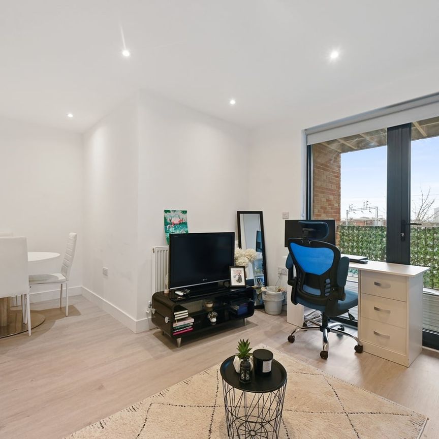 1 Bed Flat, Rosslyn Crescent, HA1 - Photo 1