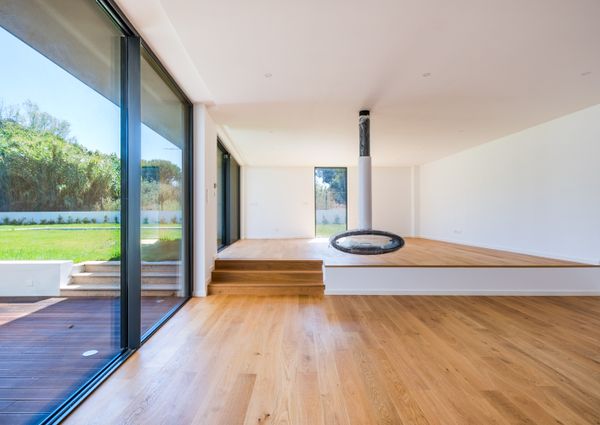 Moradia T6 de arquitetura moderna inserida no Golfe de Oeiras