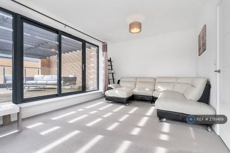 4 bedroom end of terrace house to rent - Photo 2