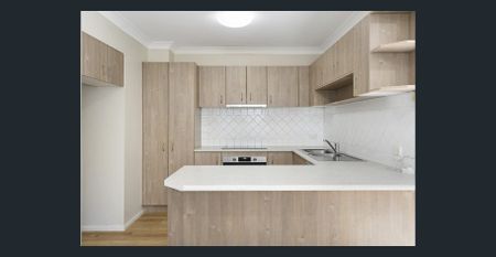 Spacious & Stylish Townhouse in Prime Inner-City Location - Photo 2