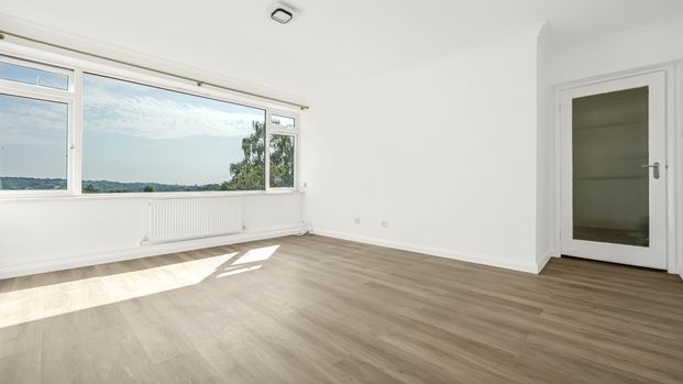 3 Bed Flat, Park Farm Close, N2 - Photo 1