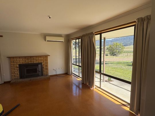 Charming 3 Bedroom Country Home - Photo 1