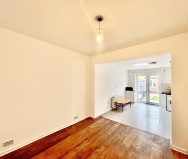 4 bedroom end of terrace house to rent - Photo 2