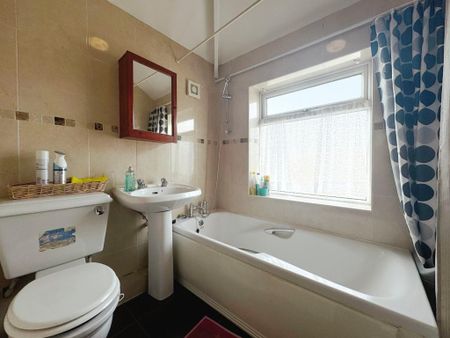 3 bedroom semi-detached house to rent - Photo 3