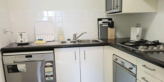 Modern 1-Bedroom Apartment with Parking in Maestri Towers Walk to Darling Harbour & Chinatown - Photo 3