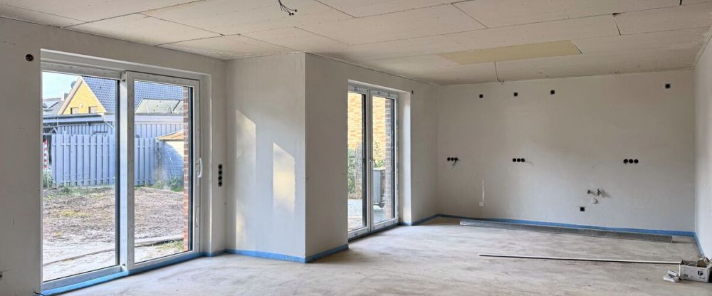 Erstbezug: Moderne Bungalowhälfte mit Einbauküche & Carport in ruhiger Siedlungslage von Wiesmoor - Foto 1