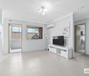 Charming Two-Bedroom Apartment in Roselands - Photo 5