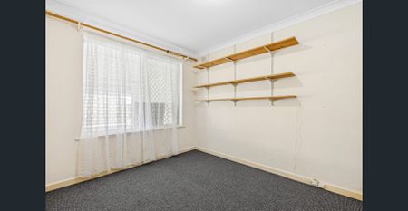 Family Home with Pool, Solar Power & Spacious Living - Photo 2