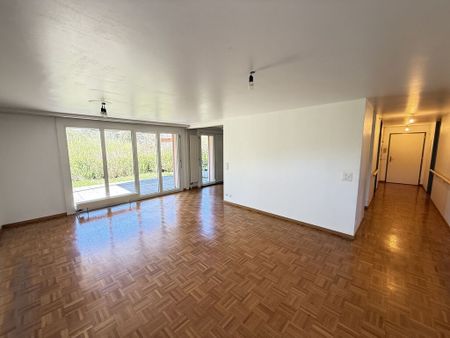 A large terrace and a spacious living room - Photo 2