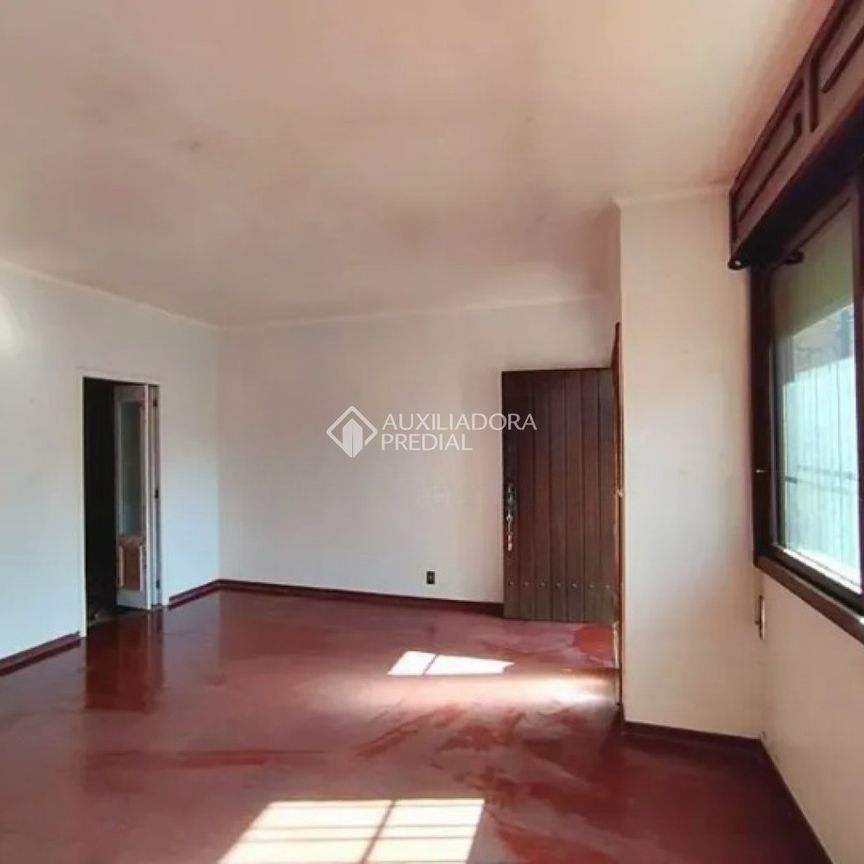 Casa com 4 quartos e 249m² para alugar em Chácara das Pedras, Porto Alegre. - Foto 1