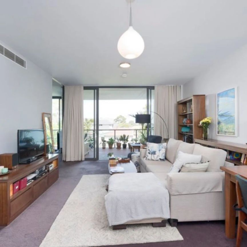 Large Contemporary Apartment with Garden Views - Photo 1