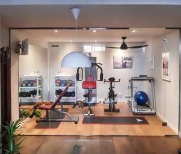 Jardín privado, diseño y luz | Chalet de esquina único en Boadilla - Photo 2