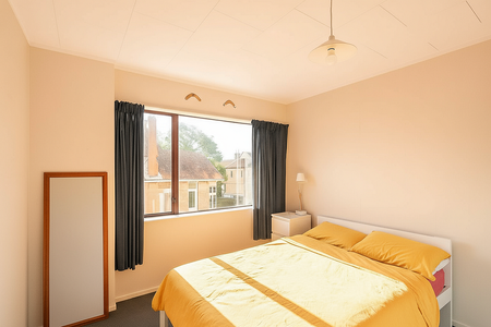 Sunny 4-6 bedroom flat in prime location - Photo 3