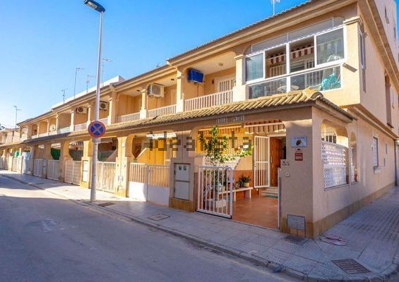 Alquiler de chalet adosado en Calle Rosendo Alcázar