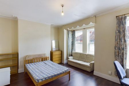 5 bedroom House To Let - Photo 4