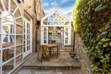 A magnificent mews house situated on one of Edinburgh's most sought after addresses with a private patio garden to the rear. - Photo 5