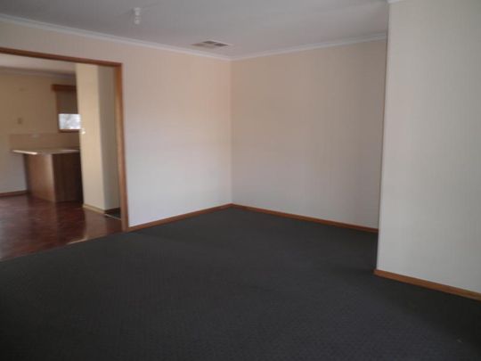 BEAUTIFUL 4 BEDROOM CLOSE TO SCHOOLS & SHOPS - Photo 1