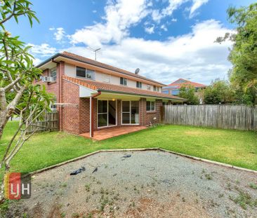 OVERSIZED 3 BEDROOM TOWNHOUSE WITH POOL IN COMPLEX - Photo 5