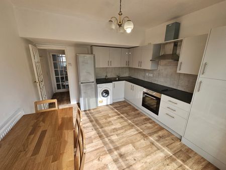 2 Bed Terraced House, Ilford, IG1 - Photo 5