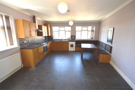 3 bedroom flat to rent - Photo 4